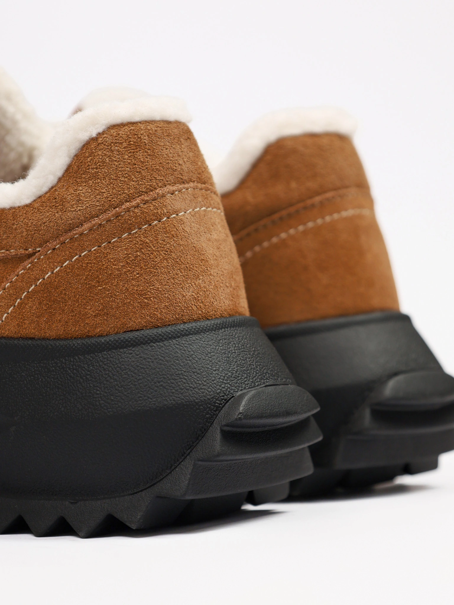 Кроссовки коричневого цвета на рельефной подошве